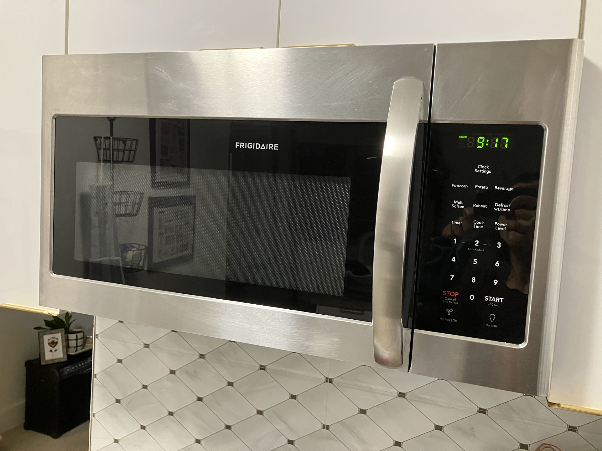 Frigidaeire Microwave, Clean, Over The Range.