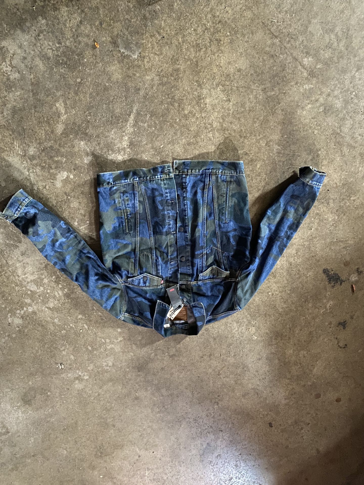 LEVIS JACKET WITH TAGS