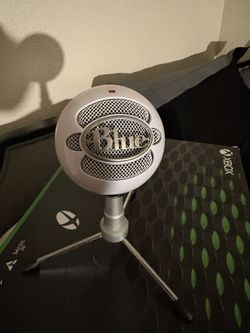 This is a Logitech Blue Snowball iCE USB microphone. 