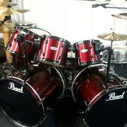 Pearl Forum 8-piece Drum Kit
