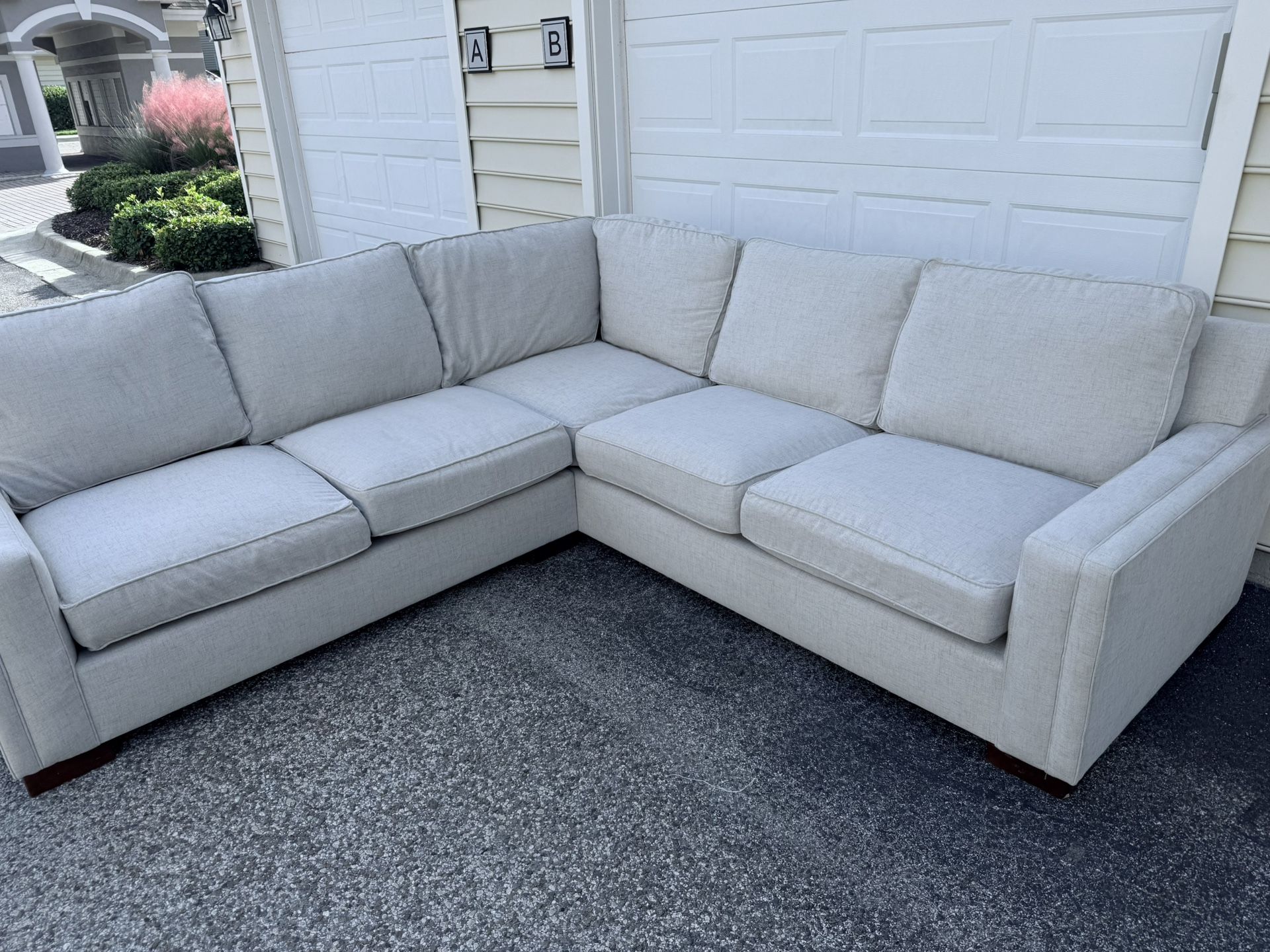 Broyhill light gray sectional couch – deep cleaned and in excellent condition, Delivery available