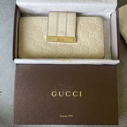 Gucci Leather Money Clip Card Holder for Sale in Miami Beach, FL - OfferUp