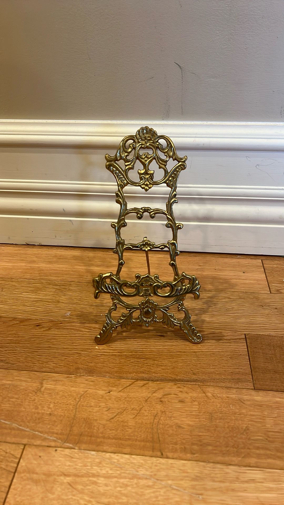 small gold antique style plate or artwork holder