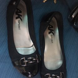Lnew Ladies AK flats size 9M only $15