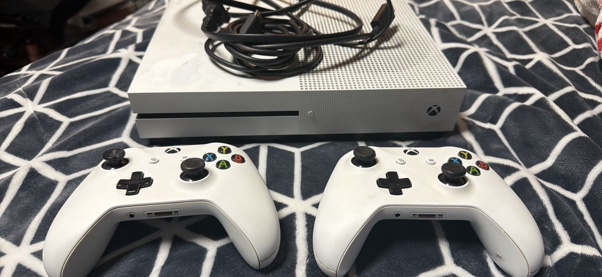 Xbox 1S + 2 Controllers + Games (Extra)