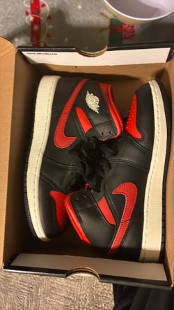 Size 5.5 Air Jordan 1 mid (GS). Black/Varsity red summit white noir/varsity rouge only been worn once