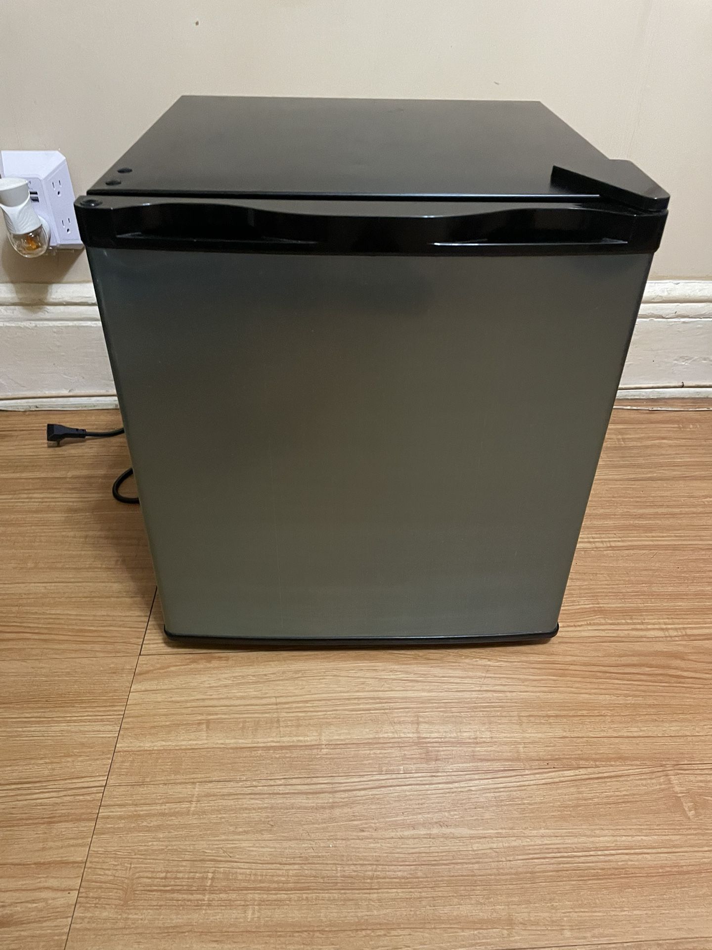 Kismile Mini Freezer,1.1 Cu.ft Upright Freezer with Reversible Single Door,Removable Shelves