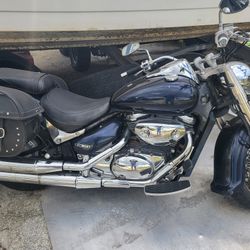 06 Suzuki 900 boulevard.