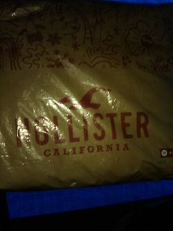 Hollister California Crew Neck Size LARGE "BRAND NEW" BLACK AND WHITE