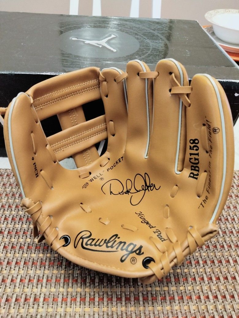 Rawlings Cal Ripken Jr. 9" T-Ball Baseball Glove RBG158 Right Hand Throw-A & 3 Bats 
