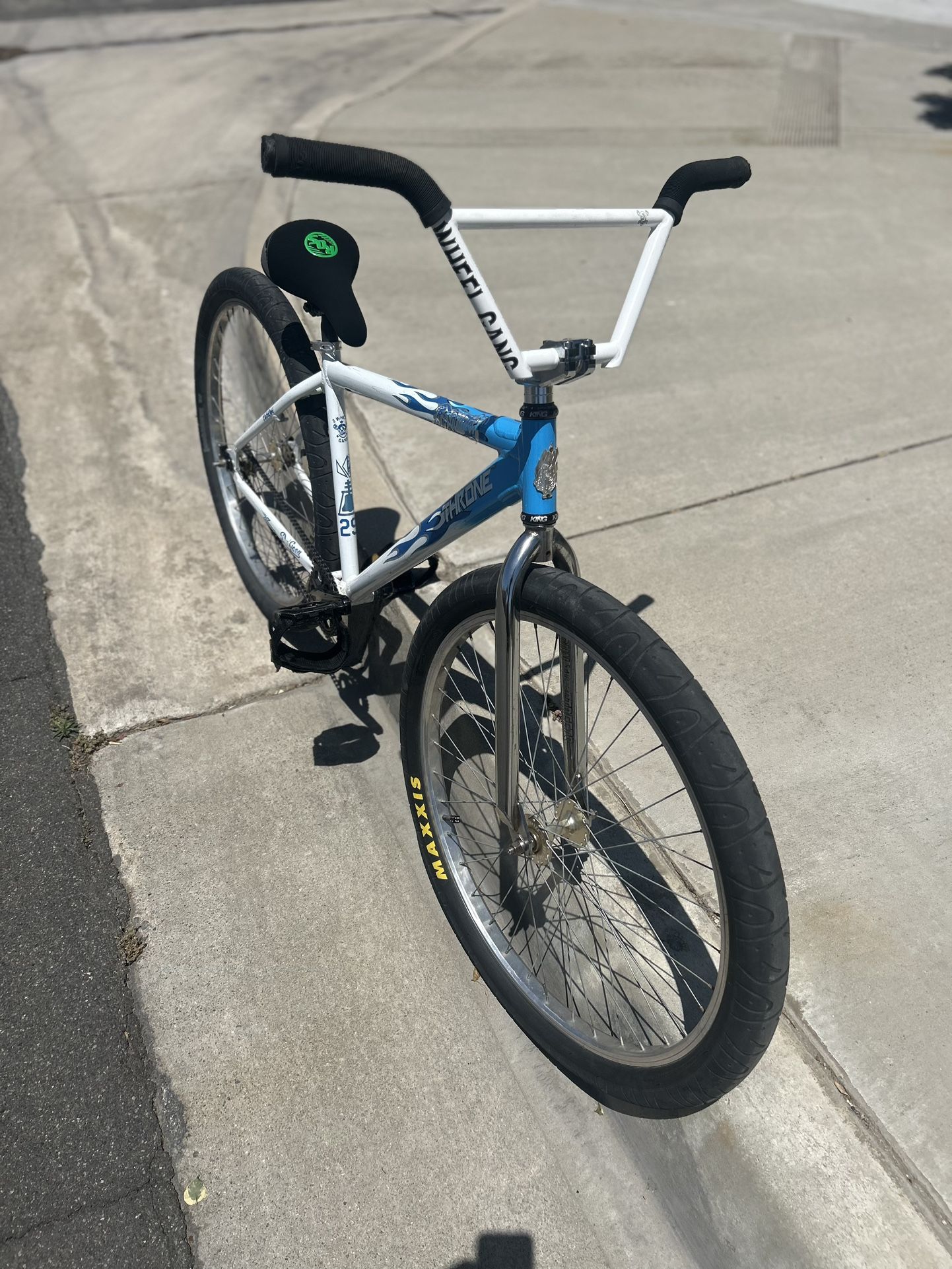 Throne 29 Bloc Boi