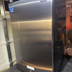 Whytner 3 Cubic Feet Upright Freezer
