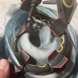 Hidden Fates SHINY RAYQUAZA Figure. 