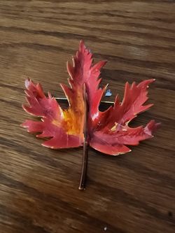 Vintage maple leaf enamel metal brooch 