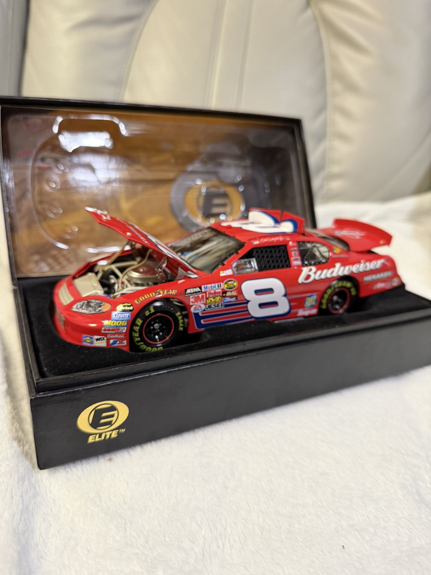 Dale Earnhardt Jr. #8 Budweiser / 2005 Monte Carlo SS / 1:24 Scale Diecast Car