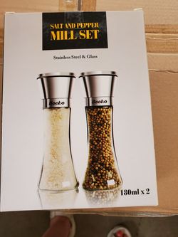 Salt and pepper mill set