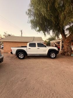 White Toyota Tacoma v6 crew Cab