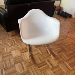 **Modern White Armchair with Wooden Legs – Stylish & Comfortable!**