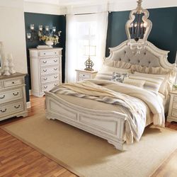 Realyn Bedroom Set 