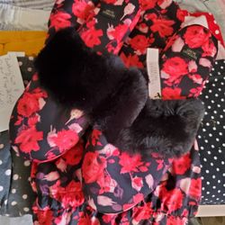 New VS Slippers W Storage Bag, Size 7/8