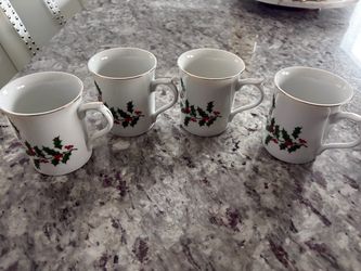 Vintage Macy’s Holly the trimmings Christmas Mugs set of 4