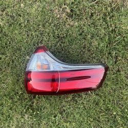2011-2015 Toyota Sienna Passenger Right Rear Tail Light OEM USED Taillight