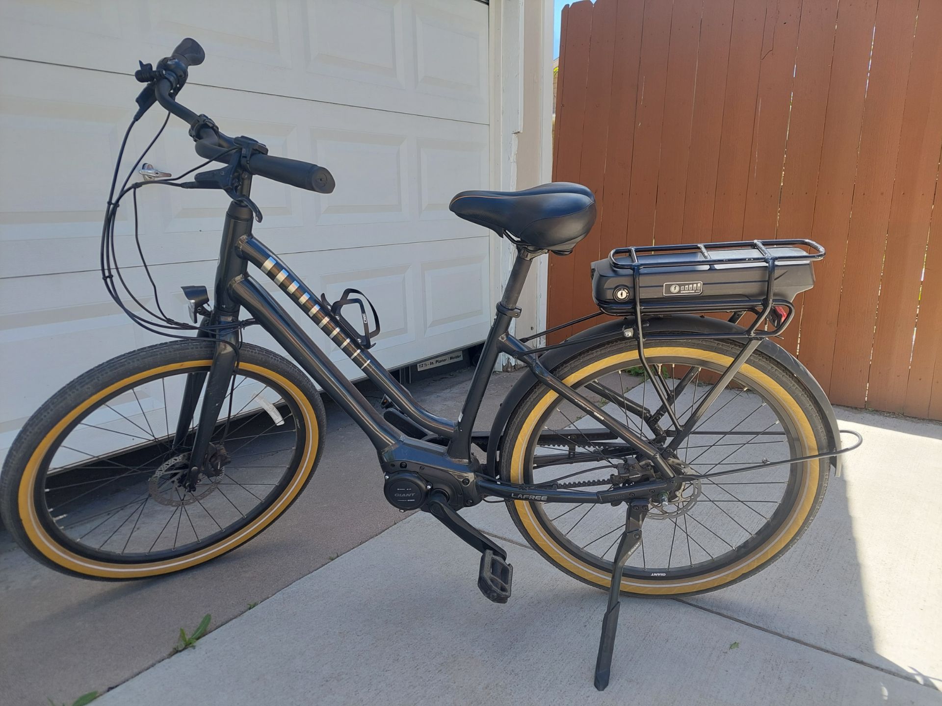 Giant Lafree electric bike. M frame