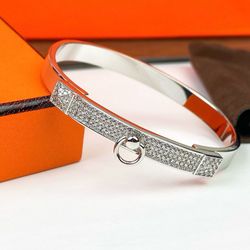 A lady's top bracelet