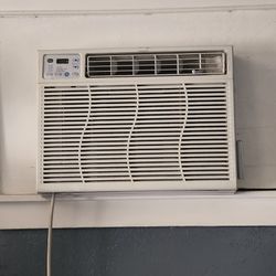 ☆GE Window AC With Remote Works Great ☆
