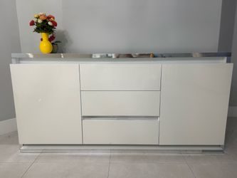 Credenza $150 OBO Estate Sale July 3 y July 4