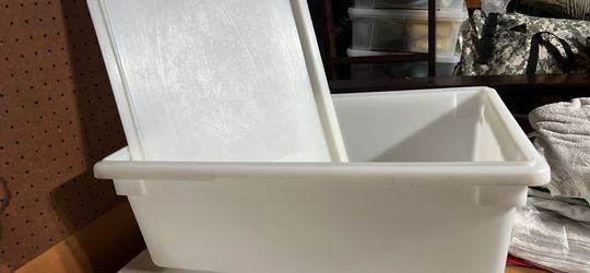 NSF 13 gallons Cambro container with Lid.