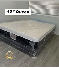 Brand New Queen Plush Pillow Top Set