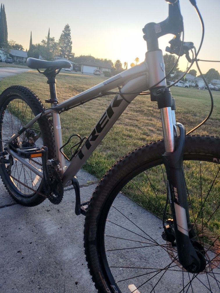 Trek Marlin Mountain Bike Size Small (S) Wheels