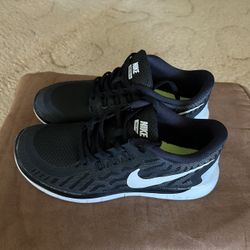 NIKE FREE 5.0 Very comfortable And clean Size : 6