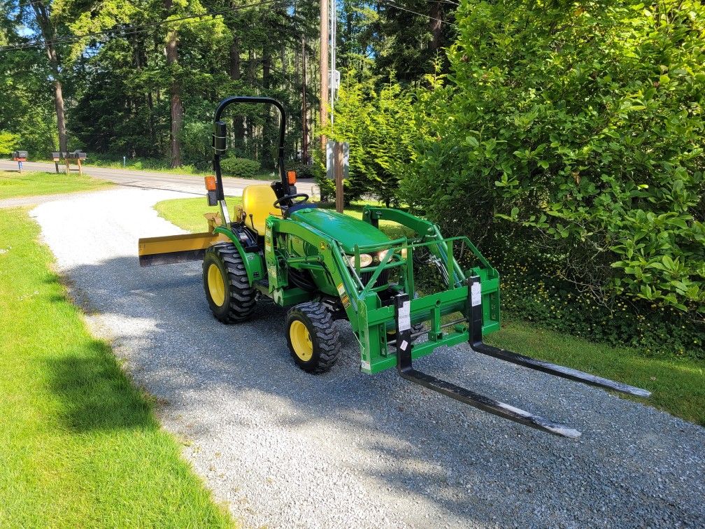 2013 John Deere 2025R + Attachments