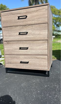 Modern 4 drawer dresser- Excellent condition