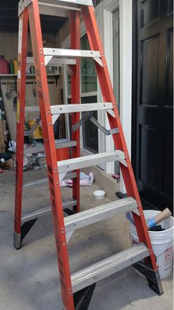 Se vende escalera y mesas