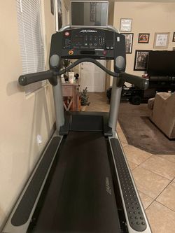 Life Fitness Treadmill (CLST)