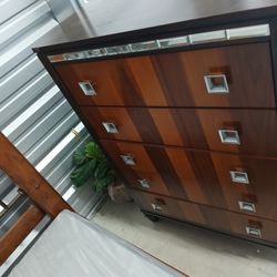 Chest Dresser. 