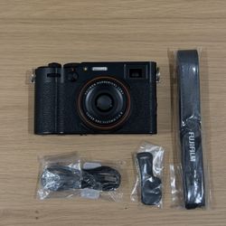 Black Fujifilm X100v 