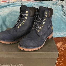 Men’s Size 9.5 Timberland Boots-Dark blue