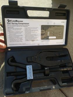 Coil spring compressor
