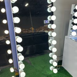 Large LED Mirror With Bluetooth Speaker And Outlet / Espejo LED Grande Con Altavoz Bluetooth Y Toma De Corriente