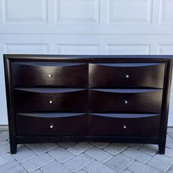 Dresser With 6 Drawers