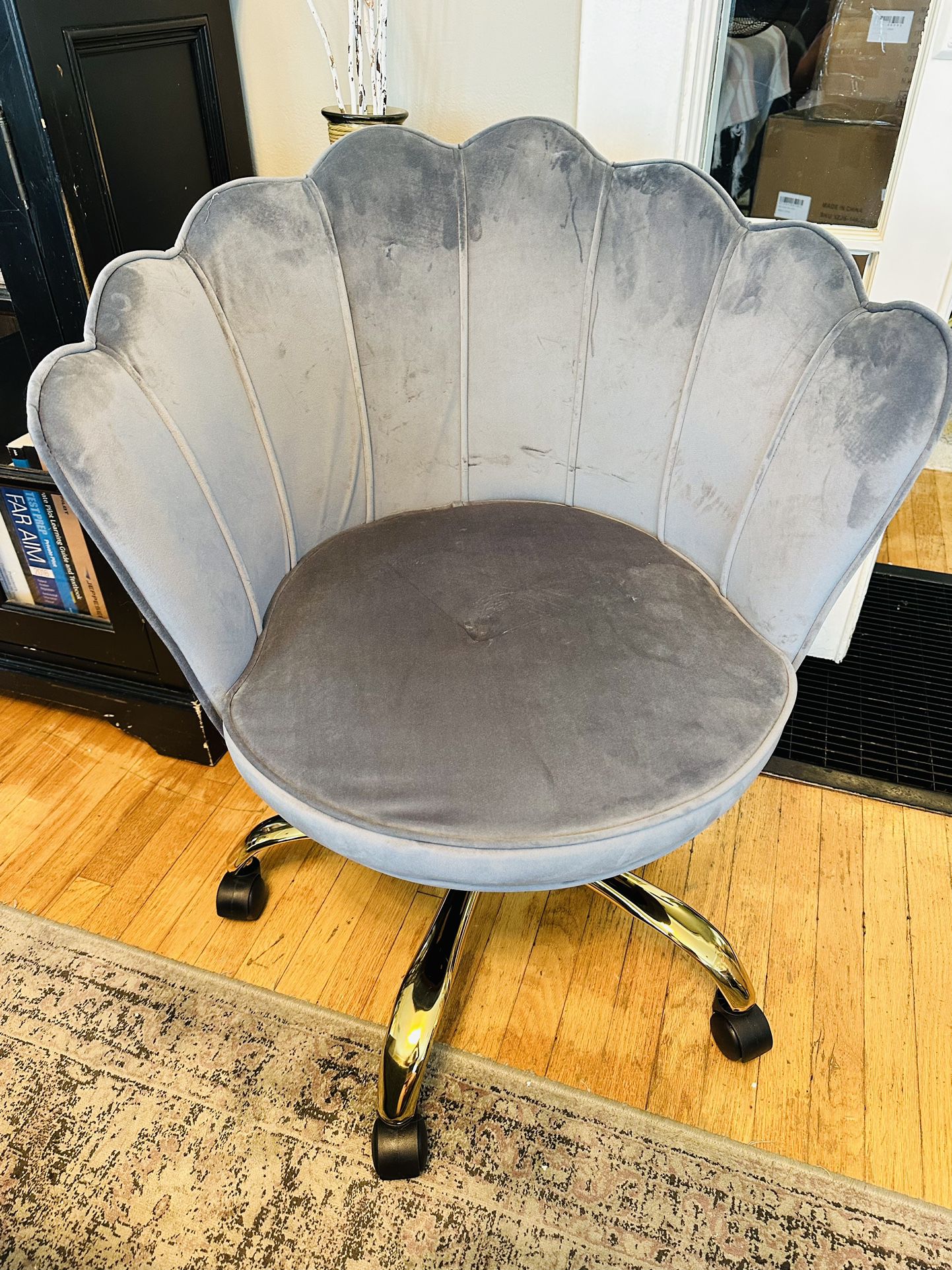 Scallop Gray Desk Chair