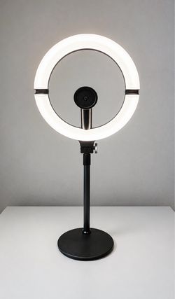 Tripod with magnetic ring light