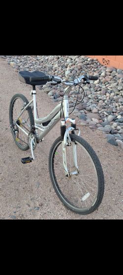Hybrid Schwinn mountain bike front suspension, 26-in tires, 18-speed, hybrid, 18.5 in frame adjustable handlebars, shock absorber seat