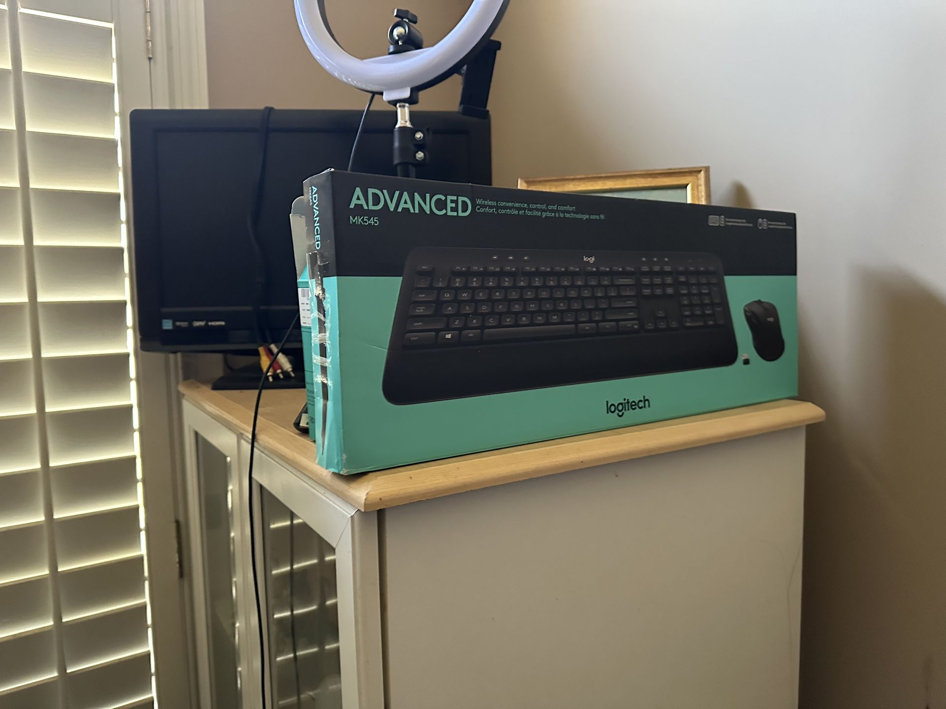 BRAND NEW IN BOX.  NEVER USED OR EVEN OPENED. LOGITECH MK545 ADVANCED WIRELESS KEYBOARD  EXCELLENT KEYBOARD. SELLS FOR $50 IN STORE. THIS ONE HAS NEVE