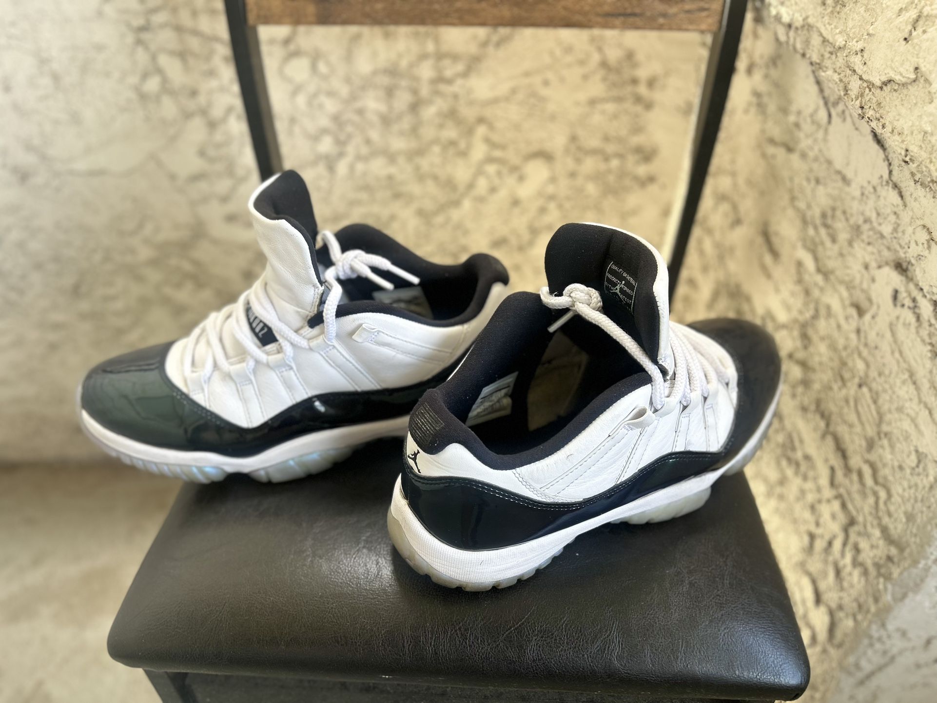 Jordan 11 Mid (concords)
