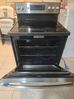 GE 30” Stainless Steel Electric Range – Glass Top – Excellent Working Condition